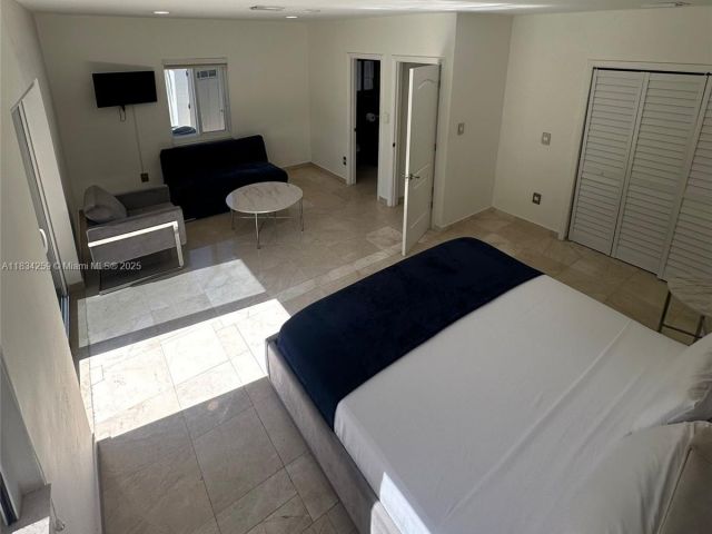 Дом в аренду по адресу 17650 NE 19th Ave - фото 6245175