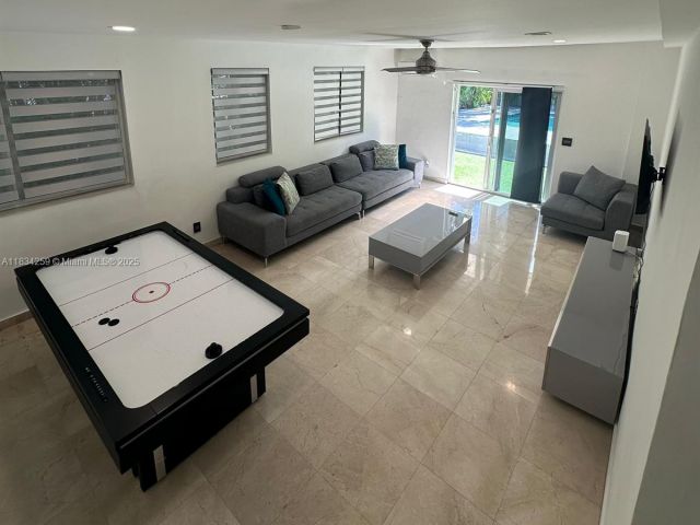 Дом в аренду по адресу 17650 NE 19th Ave - фото 6245176