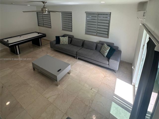 Дом в аренду по адресу 17650 NE 19th Ave - фото 6245177