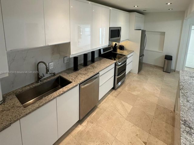 Дом в аренду по адресу 17650 NE 19th Ave - фото 6245178