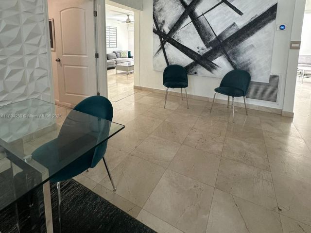 Дом в аренду по адресу 17650 NE 19th Ave - фото 6245179