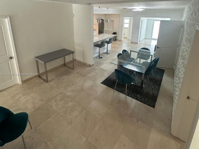 Дом в аренду по адресу 17650 NE 19th Ave - фото 6245180