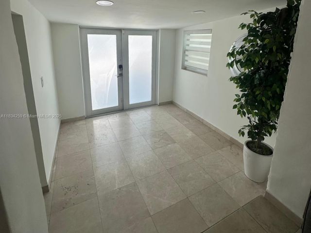 Дом в аренду по адресу 17650 NE 19th Ave - фото 6245181