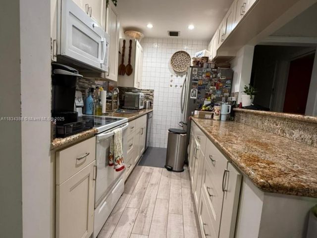 Продажа дома по адресу 1535 NE 171st St - фото 6284600