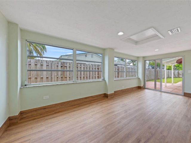 Продажа дома по адресу 2071 NE 180th St - фото 6246067