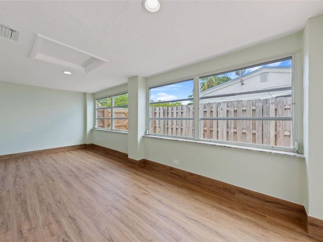 Продажа дома по адресу 2071 NE 180th St - фото 6246070