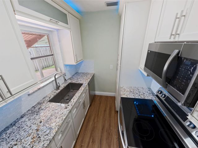 Продажа дома по адресу 2071 NE 180th St - фото 6246071