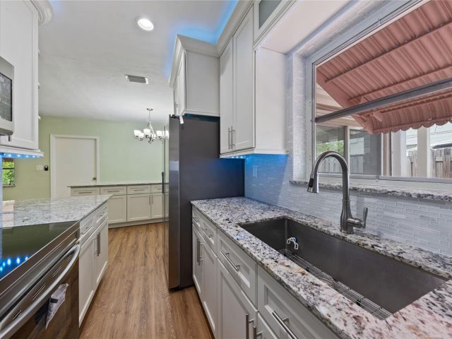 Продажа дома по адресу 2071 NE 180th St - фото 6246072