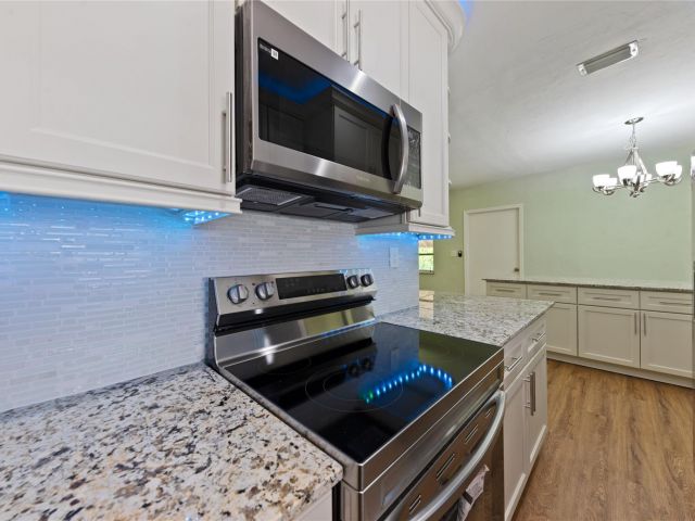 Продажа дома по адресу 2071 NE 180th St - фото 6246073