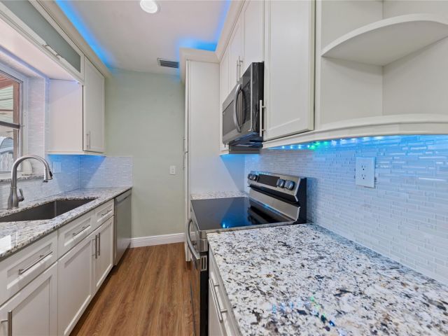 Продажа дома по адресу 2071 NE 180th St - фото 6246075