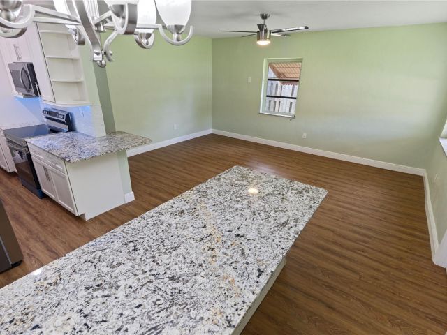 Продажа дома по адресу 2071 NE 180th St - фото 6246077