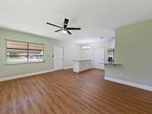 Продажа дома по адресу 2071 NE 180th St - фото 6246081