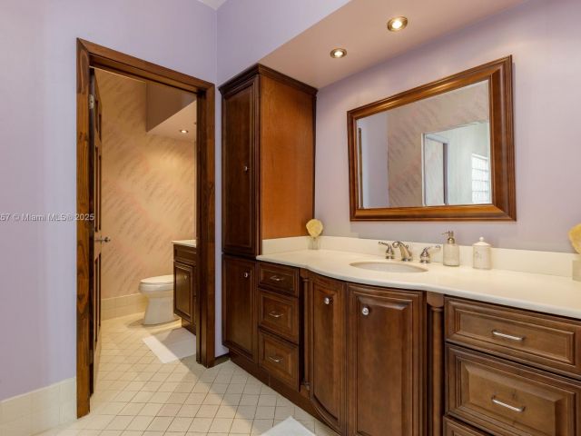 Дом в аренду по адресу 1134 Harrison St - фото 6246930