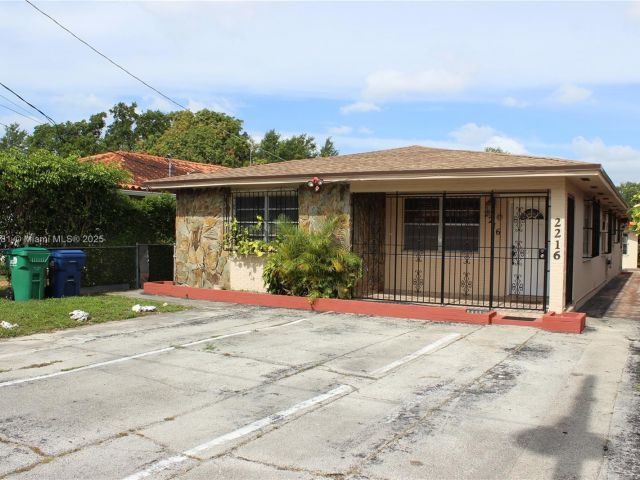 Продажа дома по адресу 2216 SW 62nd Ave - фото 6247115