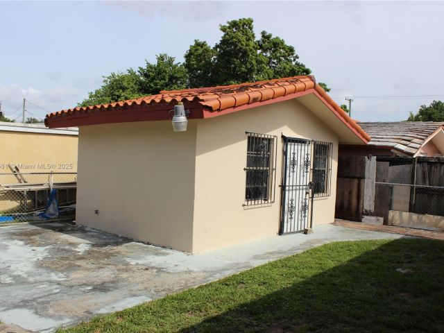 Продажа дома по адресу 2216 SW 62nd Ave - фото 6247116