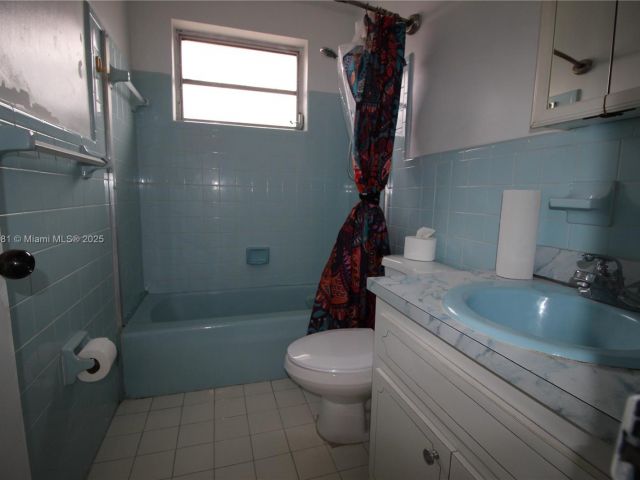 Продажа дома по адресу 2216 SW 62nd Ave - фото 6247120