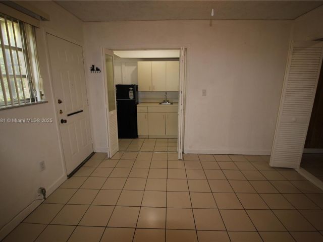 Продажа дома по адресу 2216 SW 62nd Ave - фото 6247121