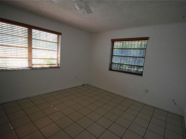 Продажа дома по адресу 2216 SW 62nd Ave - фото 6247124