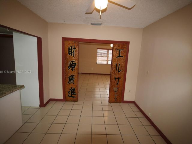 Продажа дома по адресу 2216 SW 62nd Ave - фото 6247125