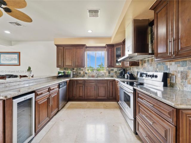 Продажа дома по адресу 19520 SW 206th St - фото 6259283