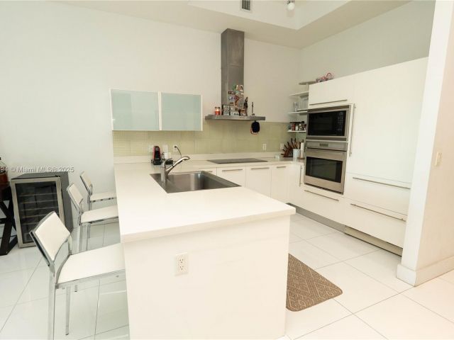 Продажа дома по адресу 150 Sunny Isles Blvd 1-TH403 - фото 6279339