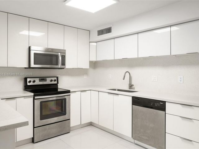 Продажа дома по адресу 20218 NE 34th Ct 52 - фото 6250336