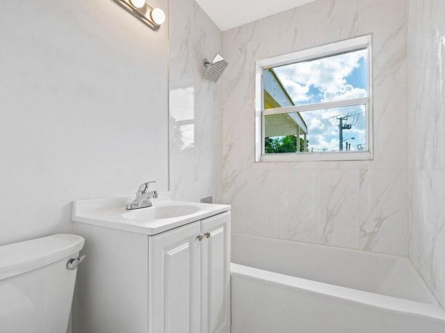 Продажа дома по адресу 1249 NW 18th Street - фото 6251286