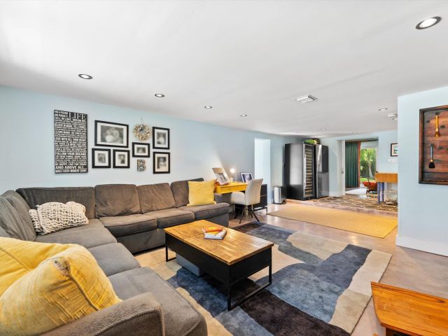 Продажа дома по адресу 1455 NE 4th Avenue - фото 6317897