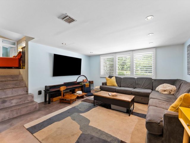 Продажа дома по адресу 1455 NE 4th Avenue - фото 6317898