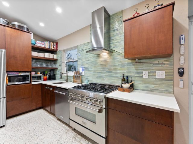 Продажа дома по адресу 1455 NE 4th Avenue - фото 6317906