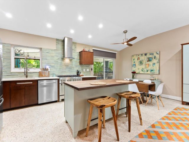 Продажа дома по адресу 1455 NE 4th Avenue - фото 6317907