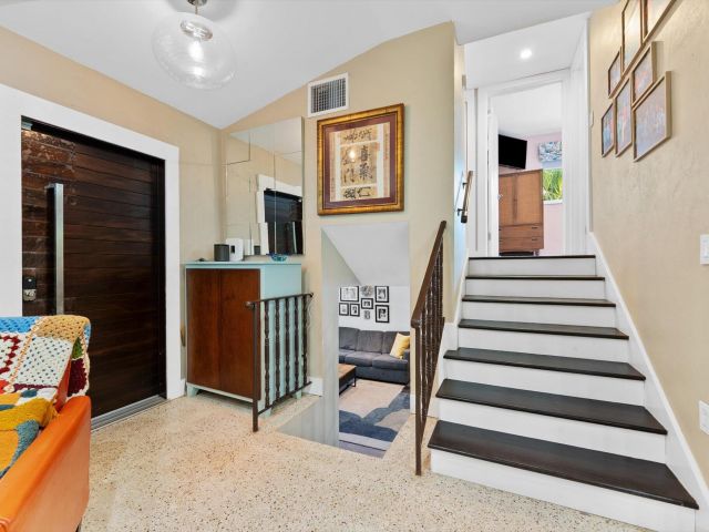 Продажа дома по адресу 1455 NE 4th Avenue - фото 6317910