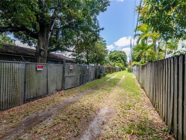 Продажа дома по адресу 801 SW 18th St - фото 6280981