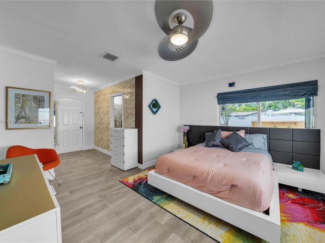 Продажа дома по адресу 1020 SW 4th Ave - фото 6255164