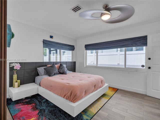 Продажа дома по адресу 1020 SW 4th Ave - фото 6255165