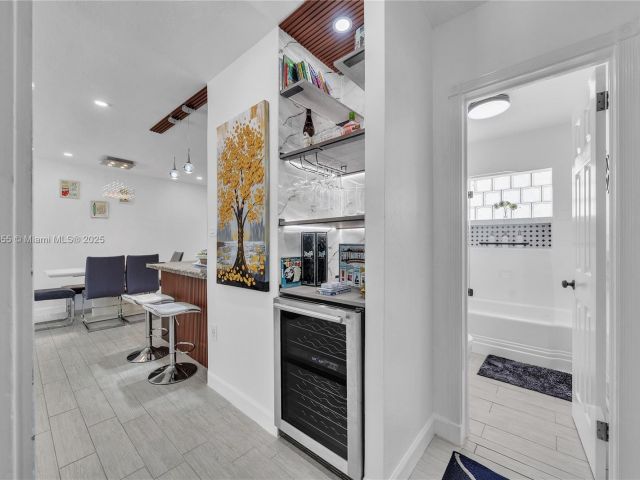 Продажа дома по адресу 1020 SW 4th Ave - фото 6255166