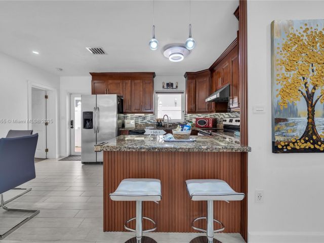 Продажа дома по адресу 1020 SW 4th Ave - фото 6255167