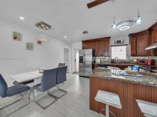 Продажа дома по адресу 1020 SW 4th Ave - фото 6255168