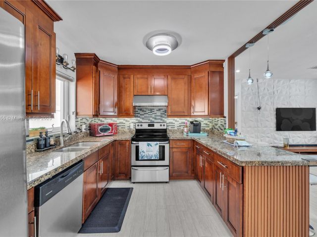 Продажа дома по адресу 1020 SW 4th Ave - фото 6255169