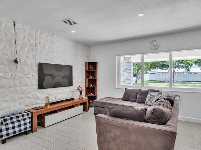 Продажа дома по адресу 1020 SW 4th Ave - фото 6255170