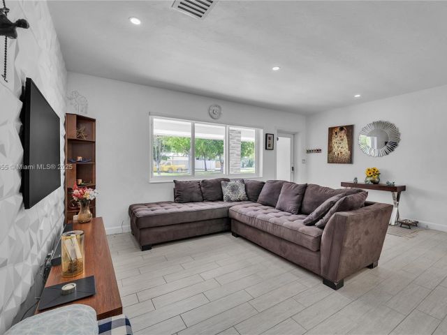 Продажа дома по адресу 1020 SW 4th Ave - фото 6255171