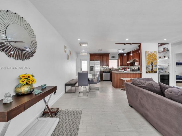 Продажа дома по адресу 1020 SW 4th Ave - фото 6255173