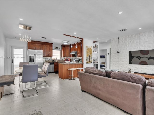 Продажа дома по адресу 1020 SW 4th Ave - фото 6255174