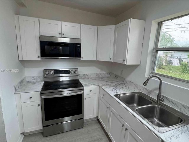 Продажа дома по адресу 16221 E Bunche Park Dr - фото 6256283