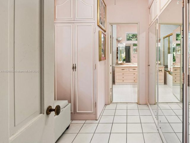 Продажа дома по адресу 3540 N Moorings Way - фото 6256547