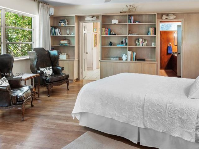 Продажа дома по адресу 3540 N Moorings Way - фото 6256548