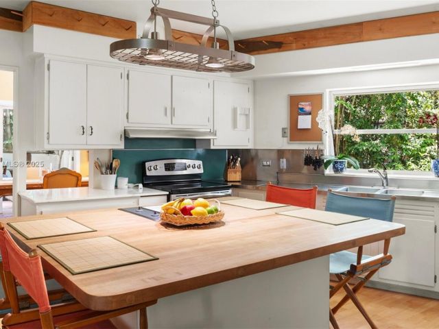 Продажа дома по адресу 3540 N Moorings Way - фото 6256549