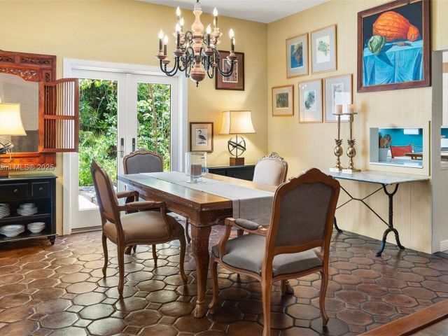 Продажа дома по адресу 3540 N Moorings Way - фото 6256550