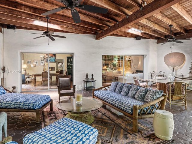 Продажа дома по адресу 3540 N Moorings Way - фото 6256551