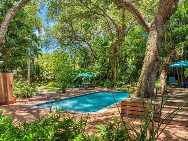 Продажа дома по адресу 3540 N Moorings Way - фото 6256553